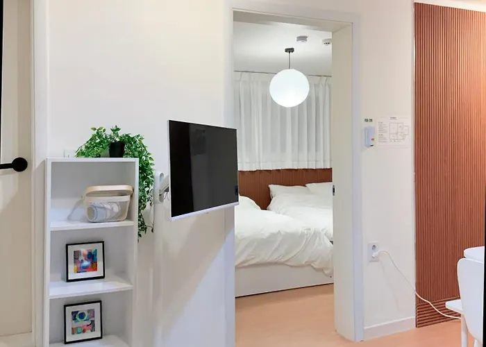 5min Walk To Hongdae Station 2br For 6 Area * ソウル特別市