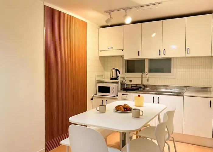 5min Walk To Hongdae Station 2br For 6 Area *